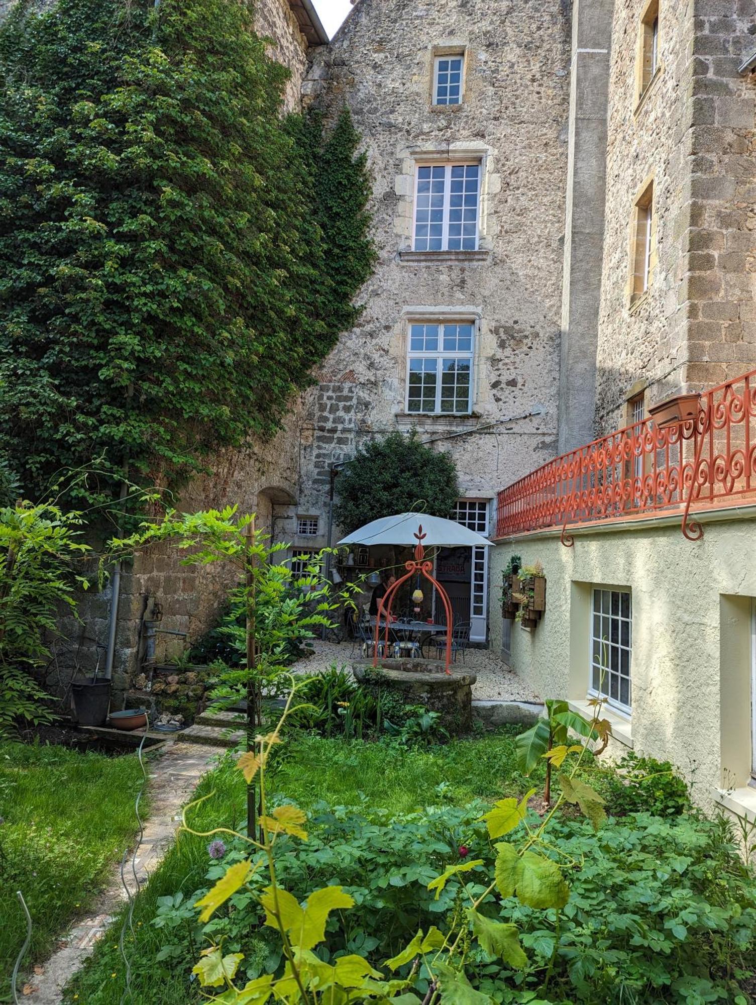 Manoir Des Arts Bed & Breakfast Confolens Bagian luar foto