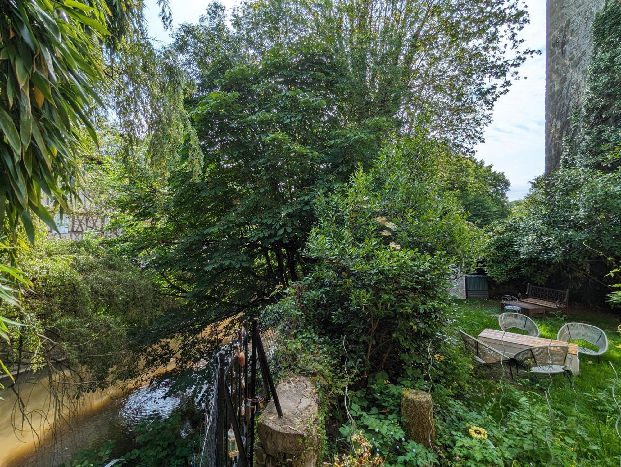 Manoir Des Arts Bed & Breakfast Confolens Bagian luar foto