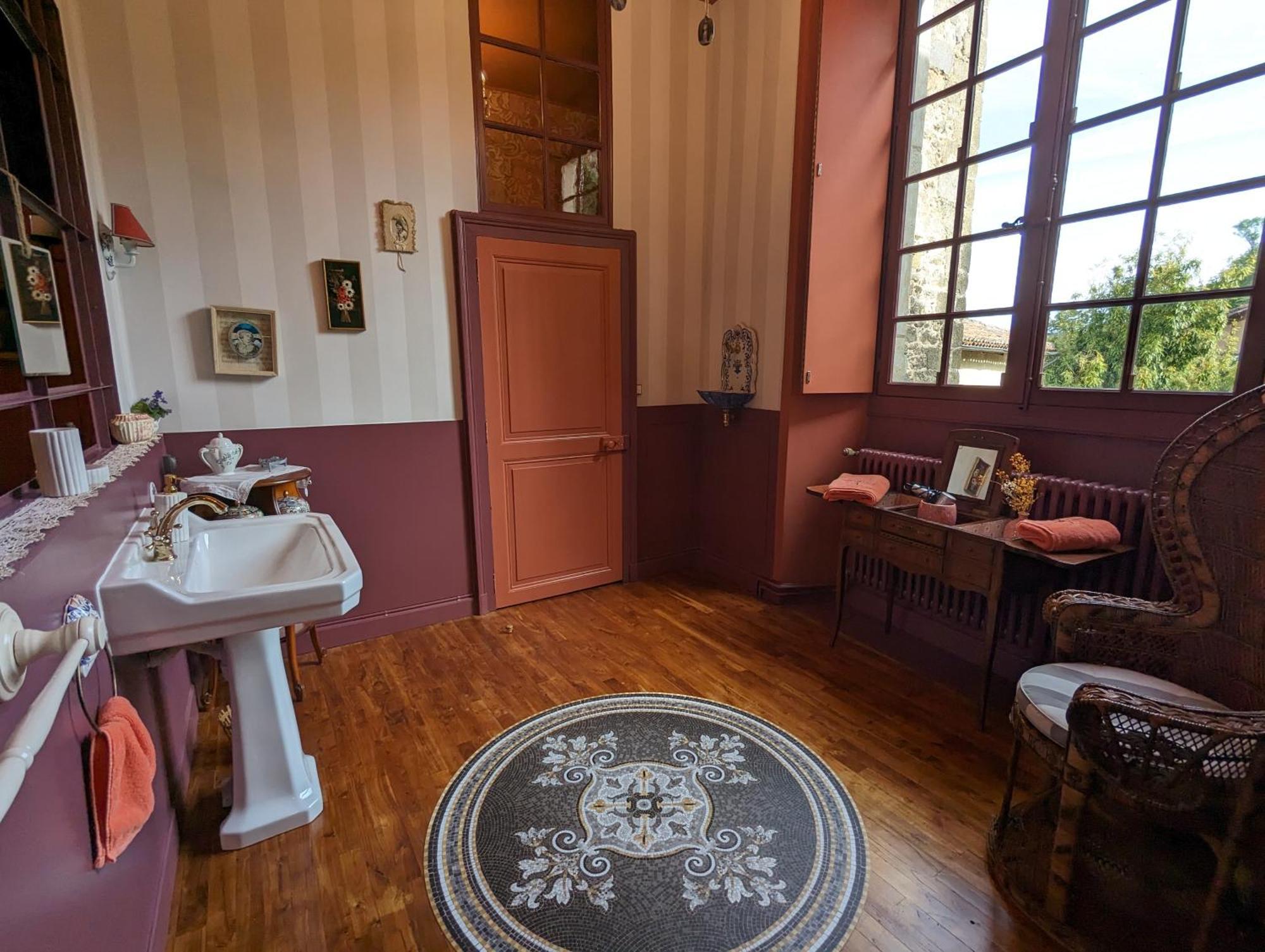 Manoir Des Arts Bed & Breakfast Confolens Bagian luar foto