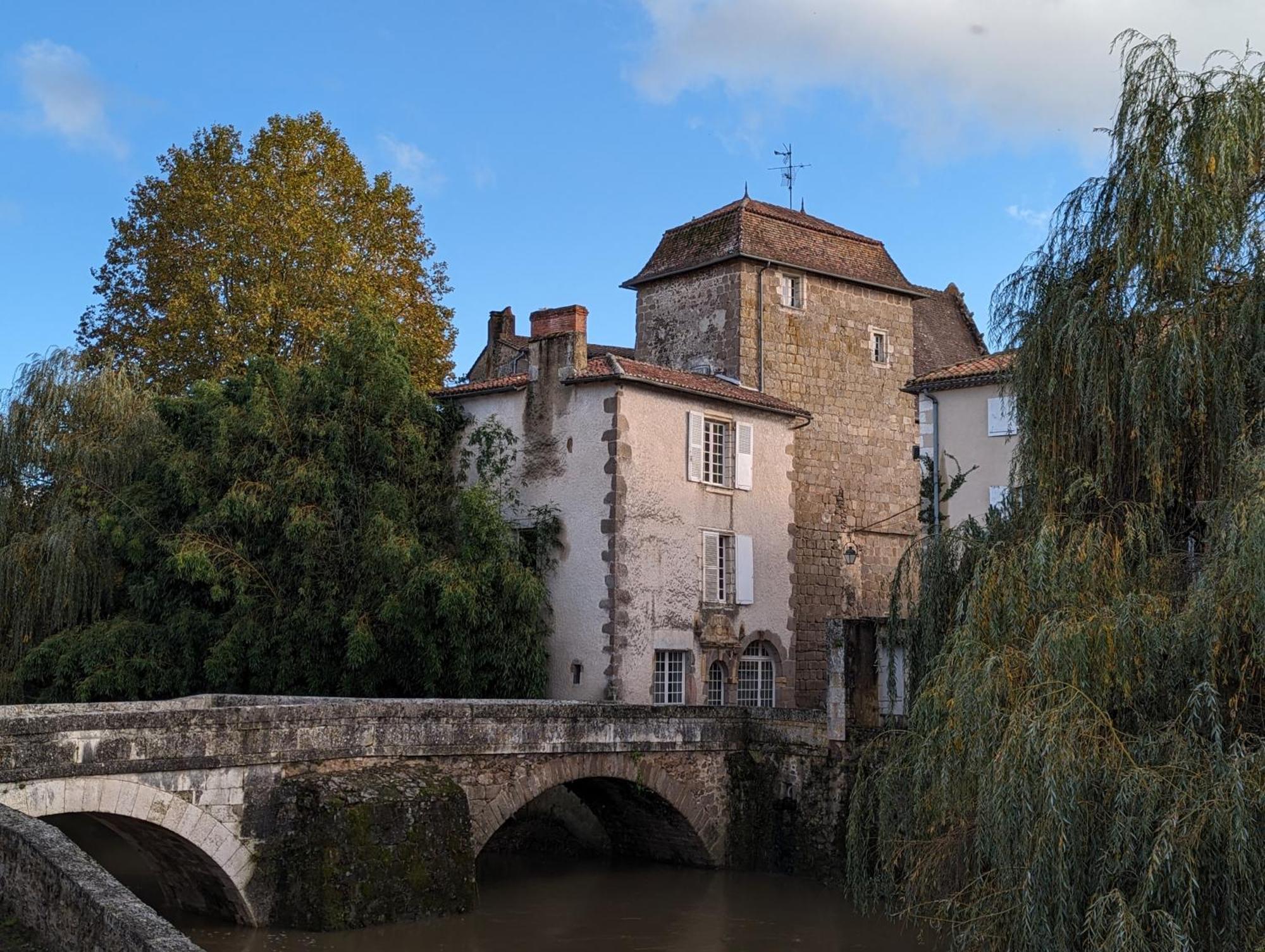 Manoir Des Arts Bed & Breakfast Confolens Bagian luar foto